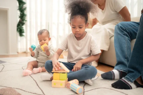 parents et enfants se détendent dans leur maison de vacances