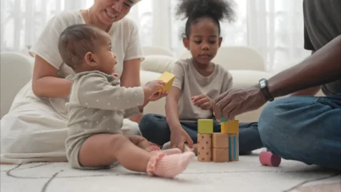 parents et enfants se détendent dans leur maison de vacances